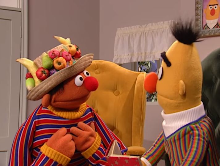 El guionista de Plaza Sésamo, Mark Saltzman, dijo que los personajes de Beto y Enrique están inspirados en él y su pareja. (Youtube Sesame Street)