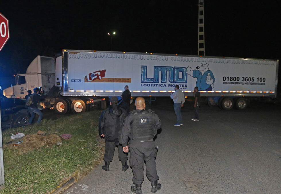 Ante inconformidad de vecinos y escándalo mediático, ayer el tráiler con más de 150 cuerpos regresó a la morgue (Fernando Carranza)