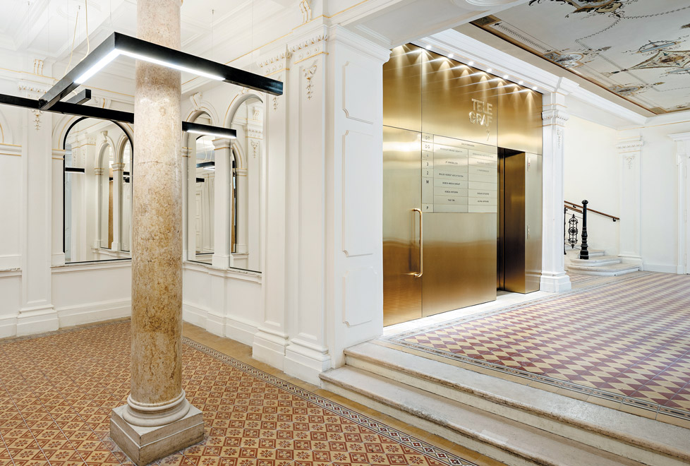Esta joya arquitectónica albergaba la administración de correos y de telégrafos, con dos amplias salas diseñadas por el arquitecto Eugen Fassbender.