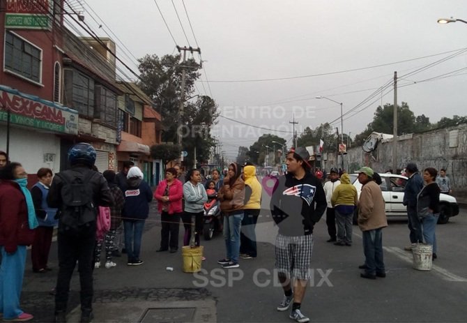Los manifestantes bloquean la calzada De la Naranja, a la altura de la avenida F.F.C.C. (Twitter @OVIALCDMX)