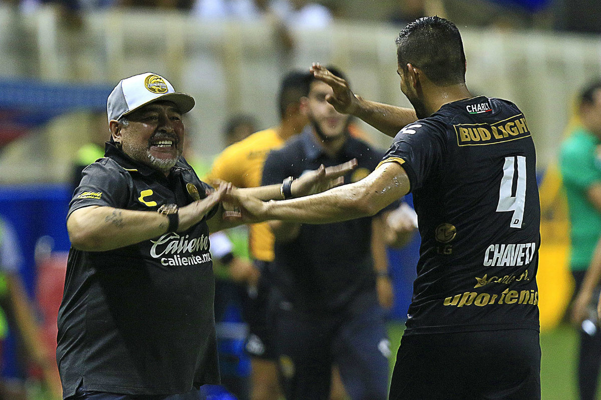 Maradona festejando con un jugador (Imago7)