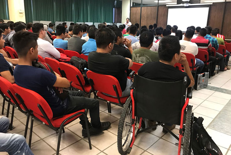 Personal de la Agencia Espacial Mexicana en capacitación de alumnos. (Cortesía)