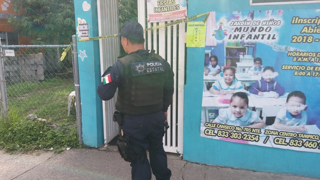 Policías acuden al Jardín de Niños.