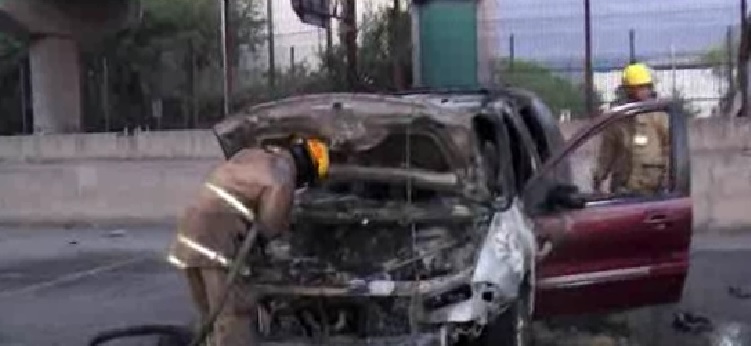 En el lugar también se presentó la dueña de la camioneta, quien fue interrogada por los elementos de auxilio. (Foto: Especial)