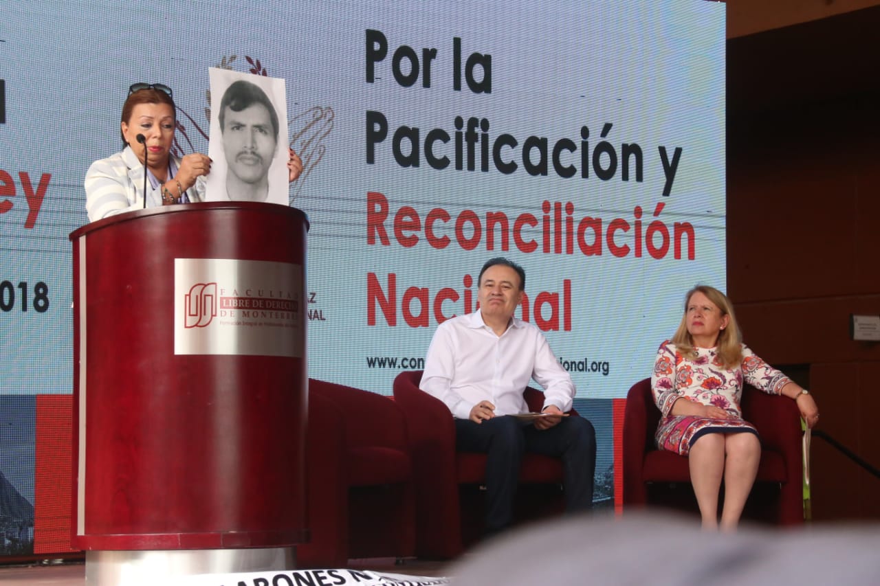 Suelen llevar una foto de su familiar desaparecido a estas reuniones. (Foto: Raúl Palacios)