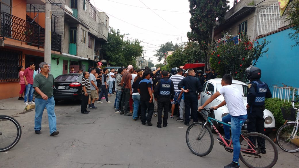 Vecinos de la colonia Santa Cruz acusaron a dos personas de ser asaltantes. (Twitter: @alertasurbanas)