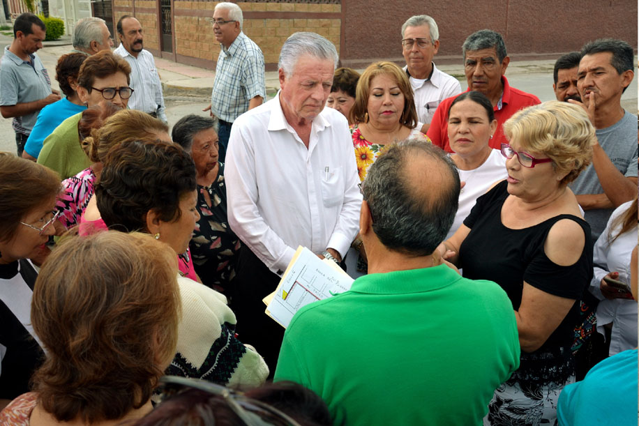 Zermeño Infante delineó acciones de trabajo junto a los colonos afectados. (Especial)