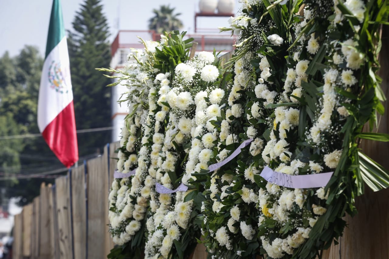 Con coronas honran la memoria de las 37 personas fallecidas en el Colegio Rébsamen tras el sismo del 19 de septiembre/Araceli López.