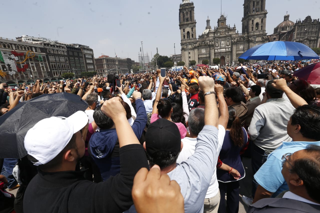 Decenas de personas salieron de sus oficinas para caminar con el puño en alto. (Héctor Téllez)