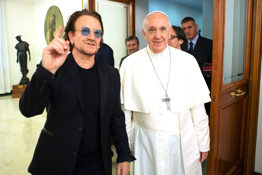 El papa Francisco y Bono en el Vaticano. (AFP)