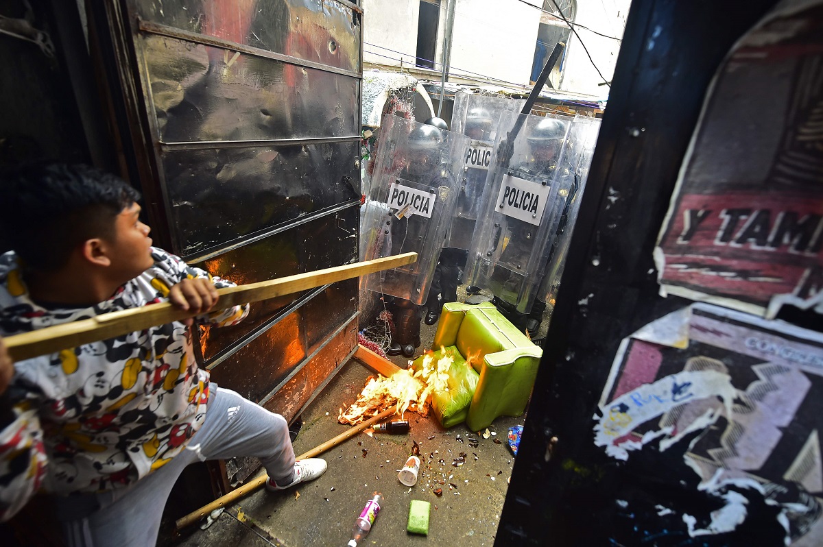 Elementos de la SSP realizaron un operativo para desalojar a cien familias que vivían en el predio invadido. (AFP)