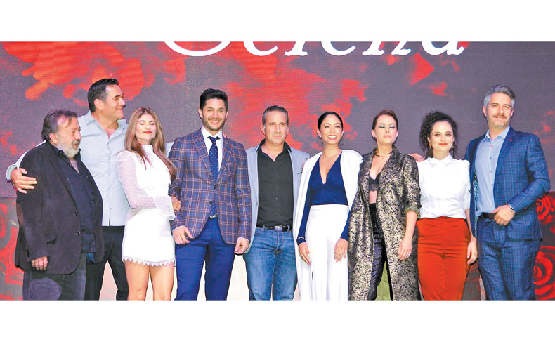 El elenco asistió a la proyección del primer capítulo, después de pasar por la alfombra roja. (Alfonso Manzano)