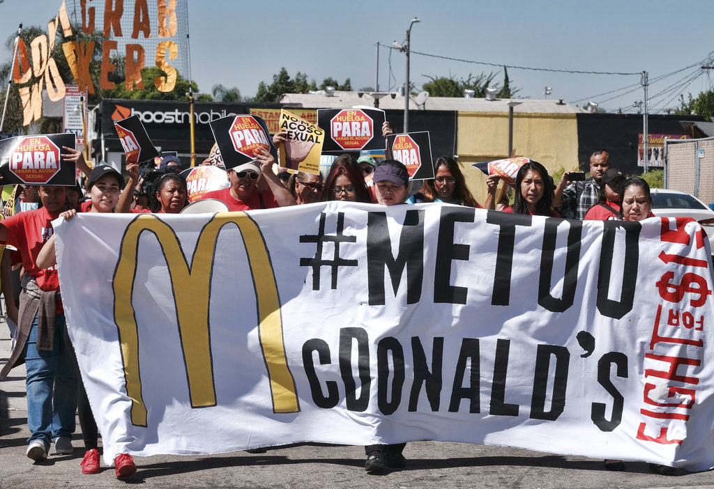 Empleadas de McDonald's realizaron el martes una huelga de un día en 10 ciudades de EU para denunciar que el gigante de comida rápida no trata de mane