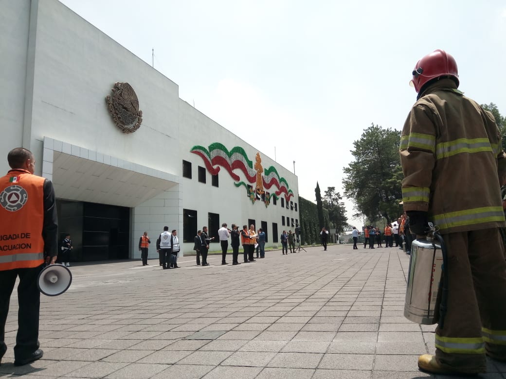 Empleados en Los Pinos también participaron en el megasimulacro de sismo. (Daniel Venegas | Milenio)