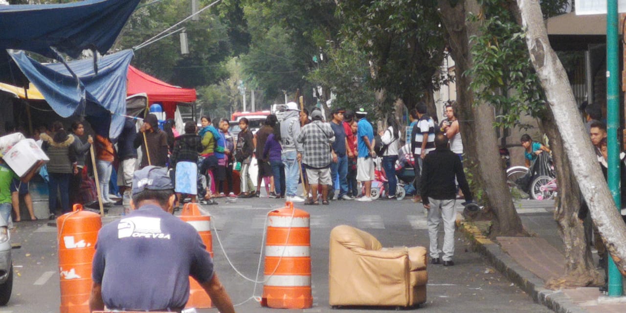 Granaderos desalojaron un predio en la colonia Juárez. (Adrián Loaiza | Milenio)