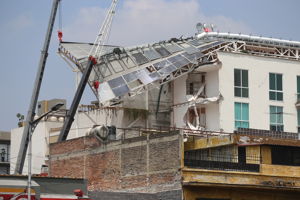 Cerca del Metro Portales, un edificio casi nuevo se derrumbó parcialmente.  (Jorge Carballo)