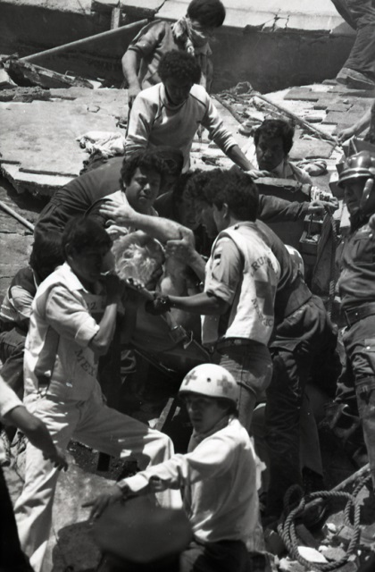 Personal de la Cruz Roja y voluntarios ayudaron en las labores de rescate de los heridos. (Archivo General de la Nación)