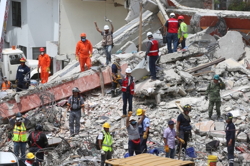 Con el puño en alto, rescatistas piden silencio en San Gregorio, Xochimilco. (Jorge Carballo)