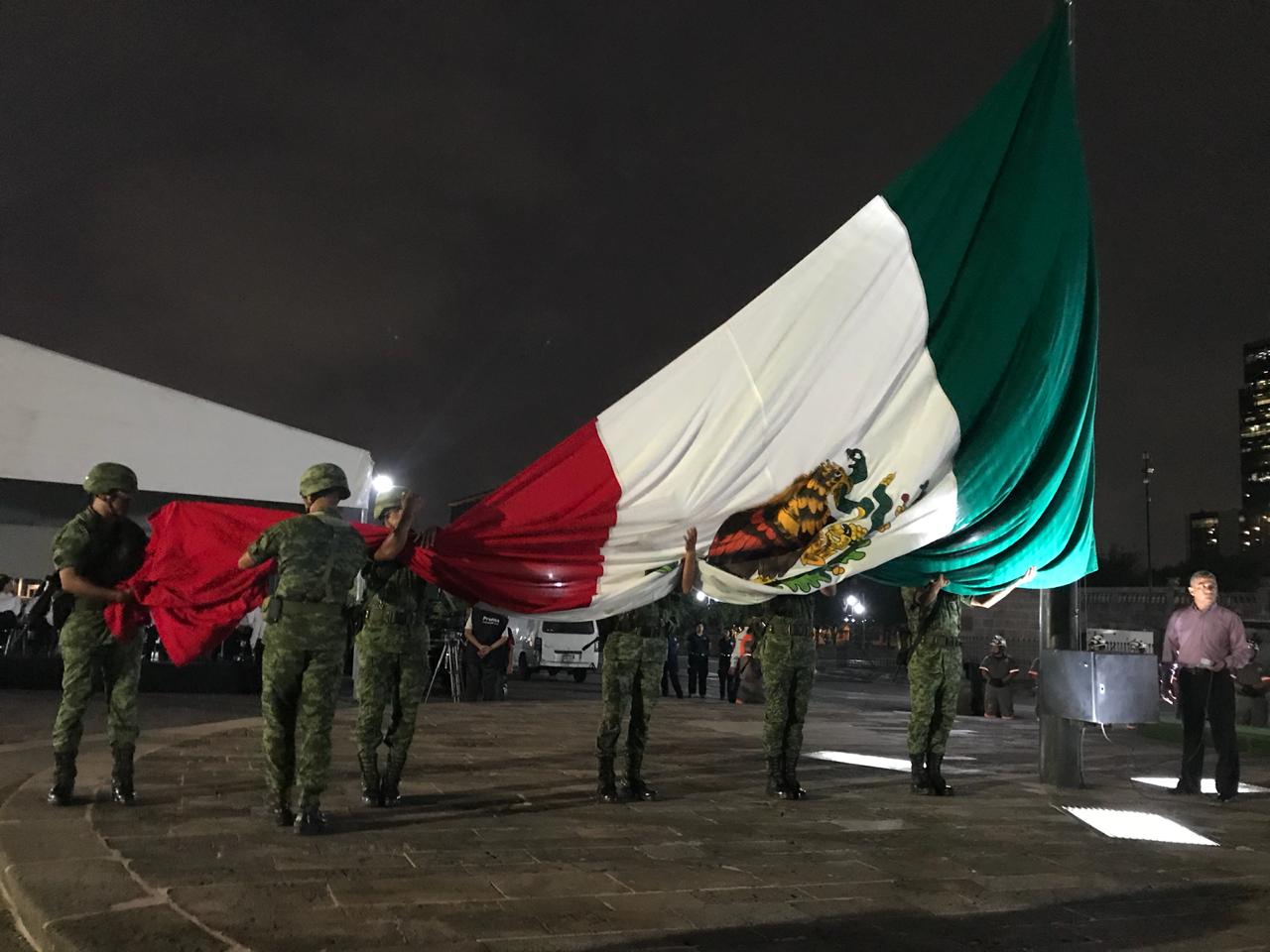 En punto de las 7:00 izaron el lábaro patrio frente al Palacio de Cantera. (Foto: Eduardo Mendieta)