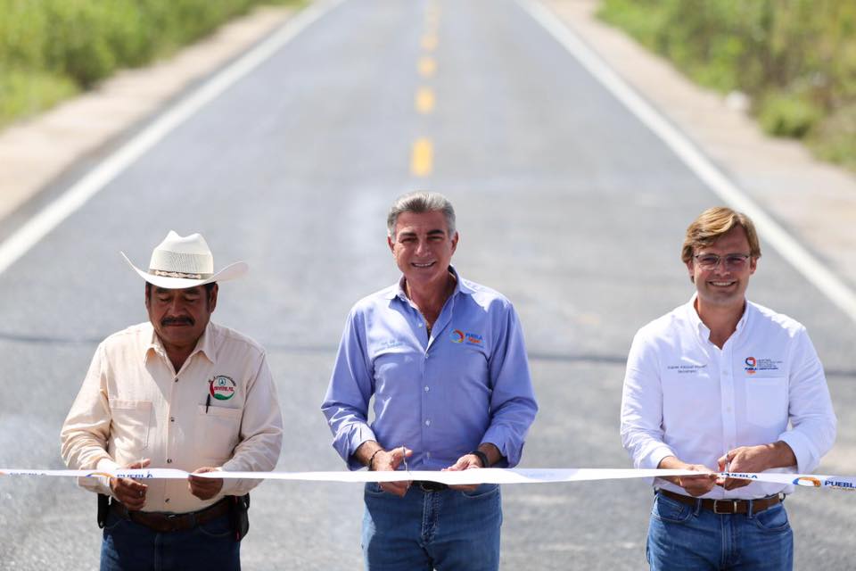 Rrehabilitación de 5.8 kilómetros de la carretera Ixcaquixtla-Coyotepec, en beneficio de más de 10 mil habitantes de la zona. (Especial)