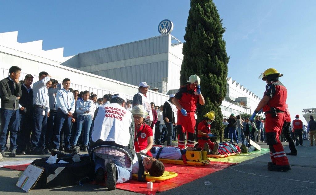 Como parte del siniestro simulado, se brindó atención de personas lesionadas, y se realizaron revisiones de todas las naves productivas de vehículos.