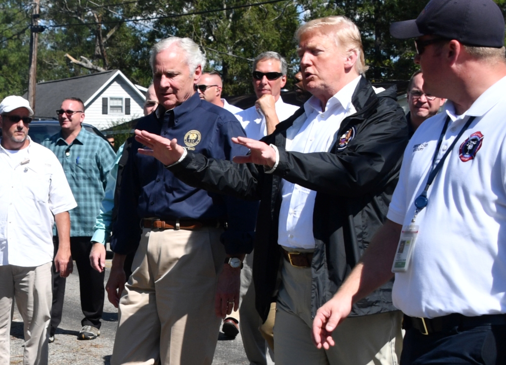 Trump elogió a los organismos que acudieron a la emergencia y ofreció consuelo a los habitantes afectados por la tormenta. AFP