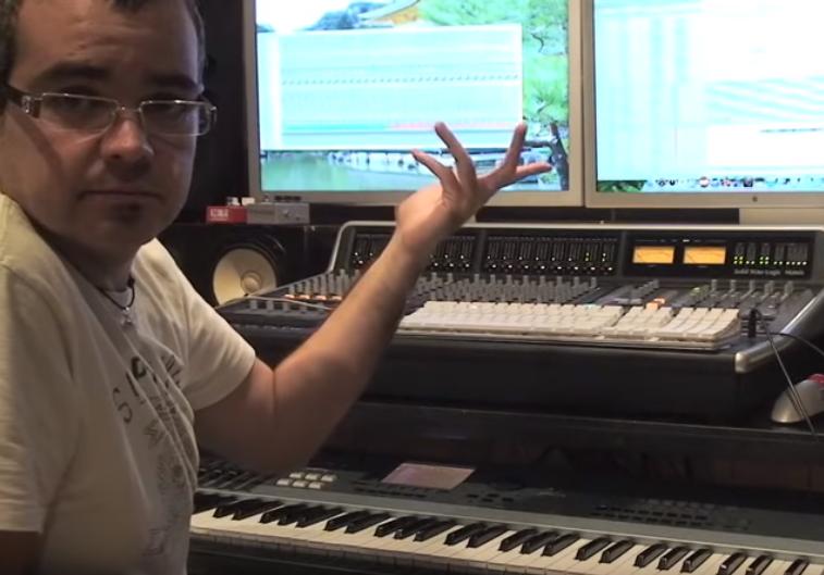 Aleks Syntek muestra cómo compone una canción. (Especial)