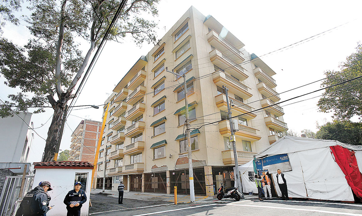 Los complejos habitacionales se ubican en Lindavista. A un costado hay un campamento. (Fotografía: Juan Carlos Bautista)