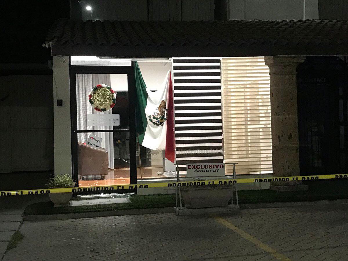 Se desconoce si los responsables robaron algunos artículos del negocio o sólo ocasionaron los daños.