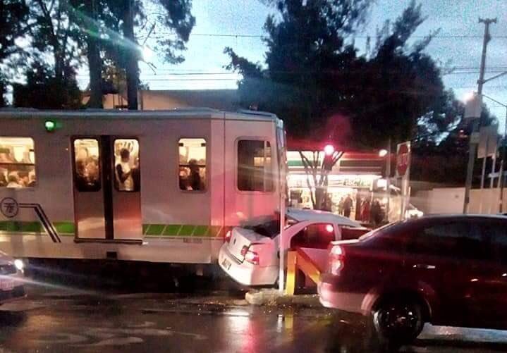 El auto fue embestido por el Tren Ligero.