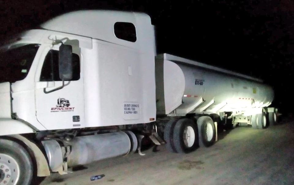 Fuerzas federales incautan pipa y combustible en Reynosa (Cortesía)