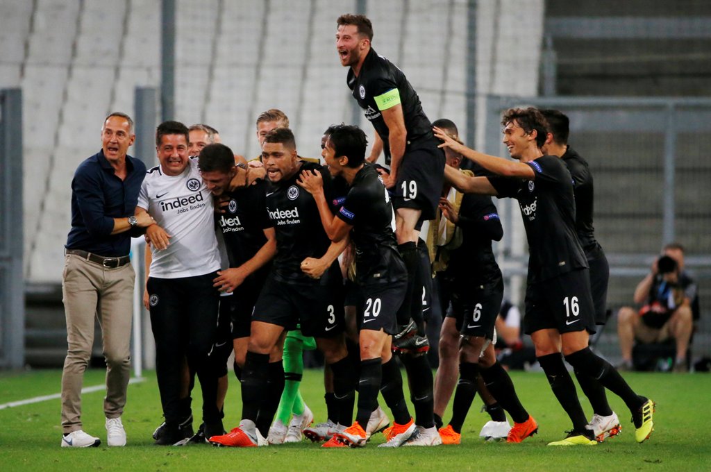 Jugadores de Eintracht Frankfurt  en festejo de gol (Reuters)