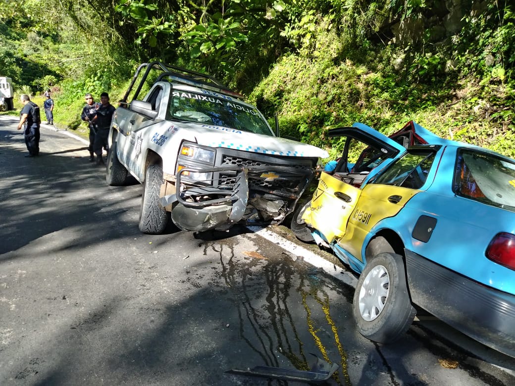 La patrulla de la Policía Auxiliar y el taxi impactaron de frente; falleció en el lugar el conductor de la unidad de transporte (Especial)