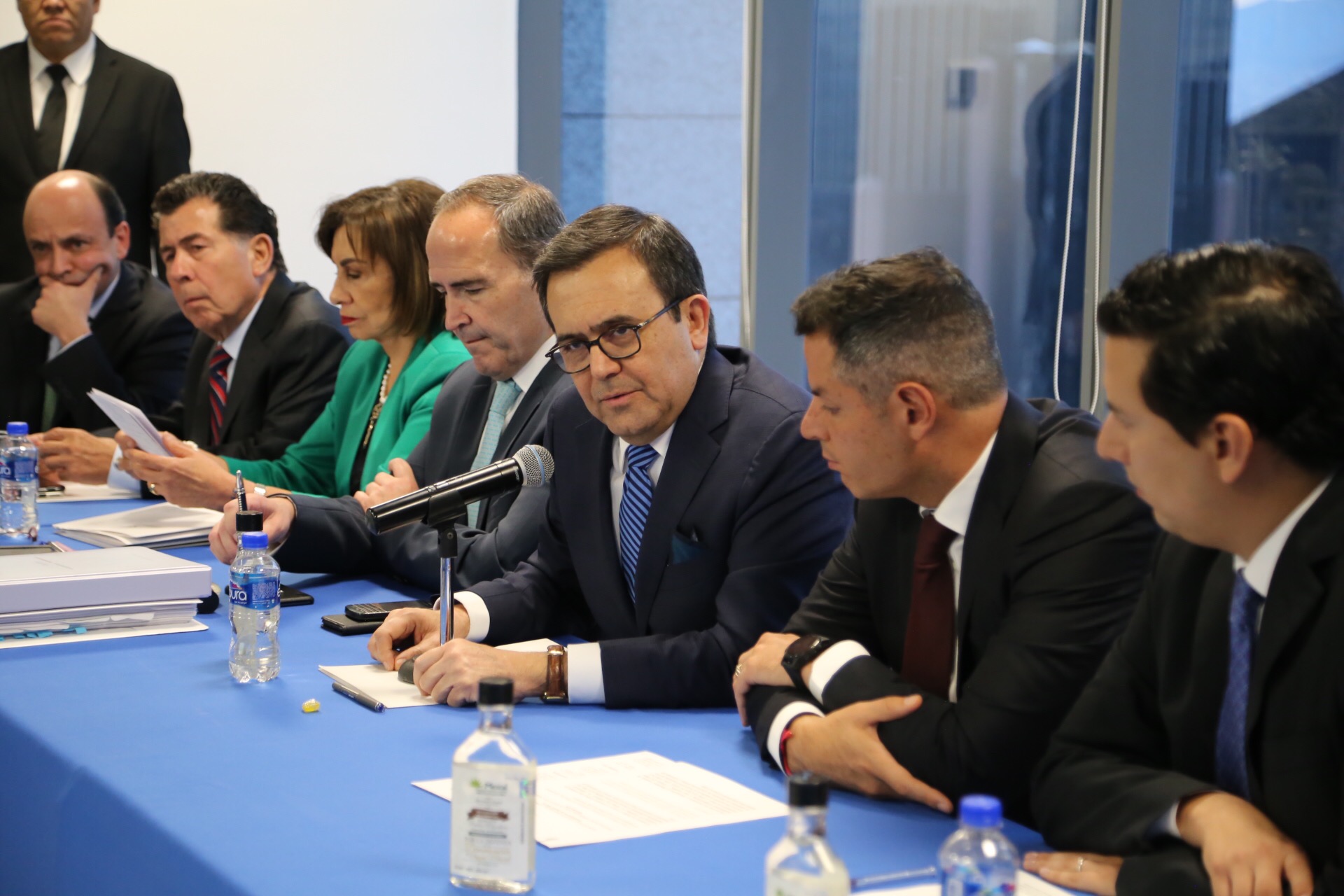El secretario de Economía, Ildefonso Guajardo, se reunió con los productores mezcaleros. (Foto: cortesía)