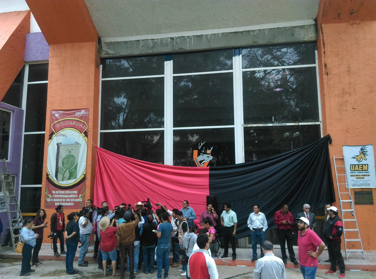 Los trabajadores colocaron banderas rojinegras en las unidades académicas. (Especial)