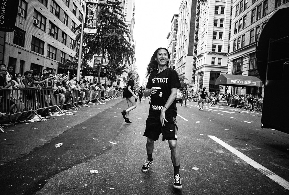ALEXANDER WANG ha sido uno de los pioneros en dar voz a la comunidad LGBT a través de su colección Protect Your Wang (Cortesía).