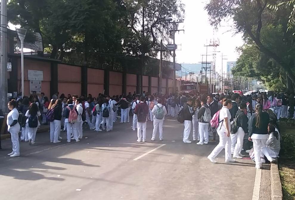 Los alumnos del CETIS 76 bloquearon la Calzada de La Viga, para exigir la renuncia de su director. (Jorge Becerril)