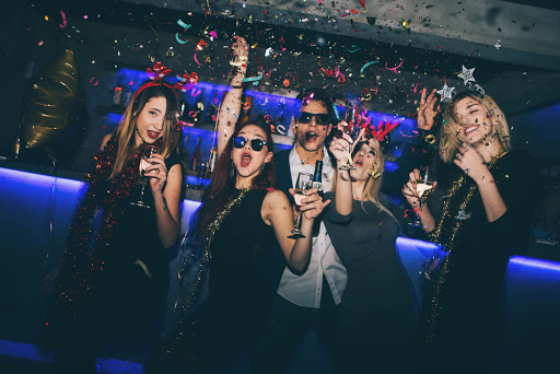 Un 13.5 por ciento de las muertes entre jóvenes de 20 a 29 años están vinculadas con el consumo de alcohol (Shutterstock).