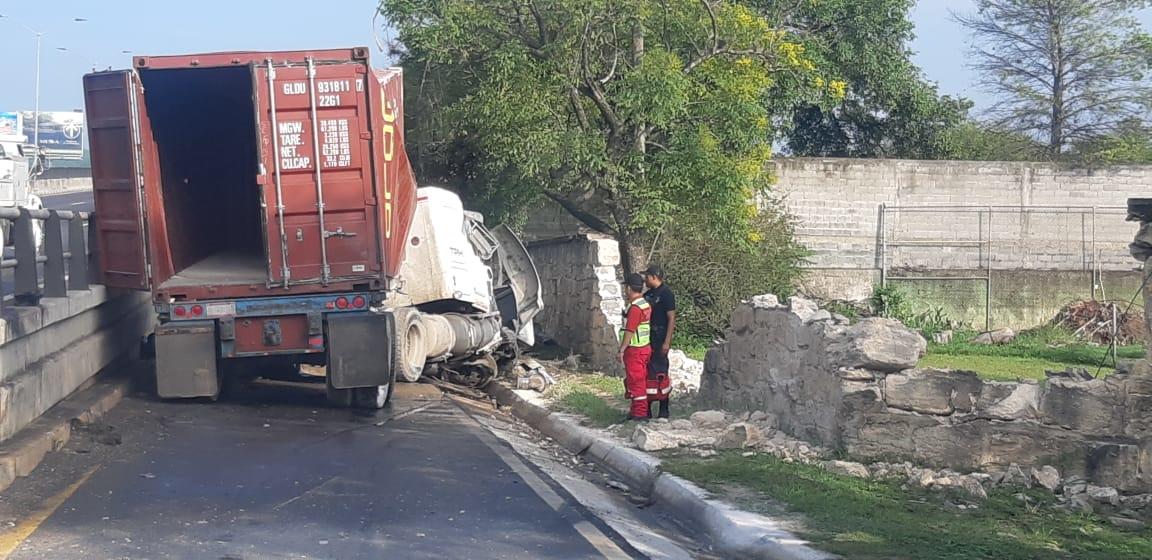 El conductor viajaba desde Altamira, Tamaulipas, en dirección a Monterrey. (Foto: Mayte Villasana)
