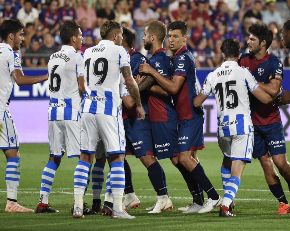 Héctor Moreno y Real Sociedad vencen al Huesca (@RealSociedad)