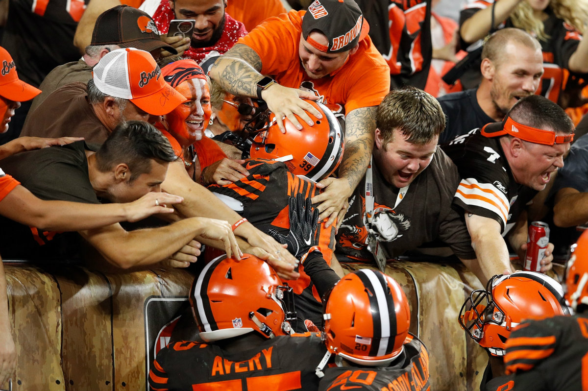 Jugadores de Cleveland festejan con su afición tras su primera victoria desde diciembre de 2016 (AFP)
