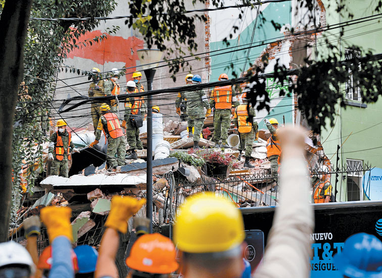 Labores de rescate en Ciudad de México. (Fotografía: Héctor Téllez)
