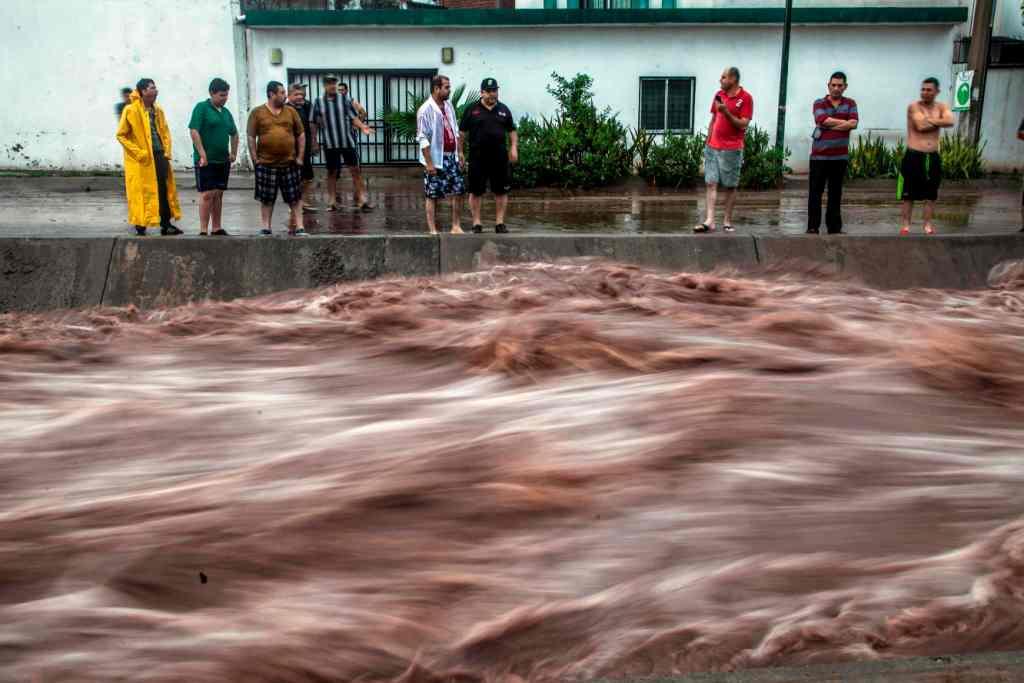Las lluvias atípicas en Sonroa y Sinaloa han dejado inundadas las calles de esos estados. (AFP)