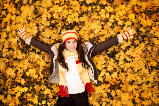 Las noches frías del otoño nos permiten comenzar a sacar bufandas y ropa abrigadora (Shutterstock).