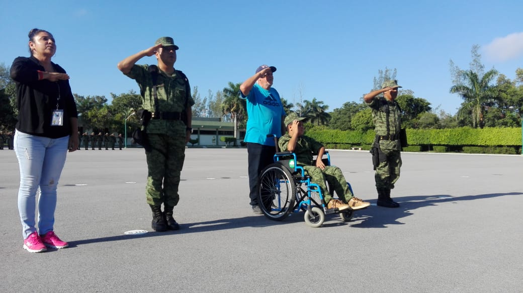 Sedena cumple sueño de un jovencito que sufre de distrofia muscular (Noel Vergara)