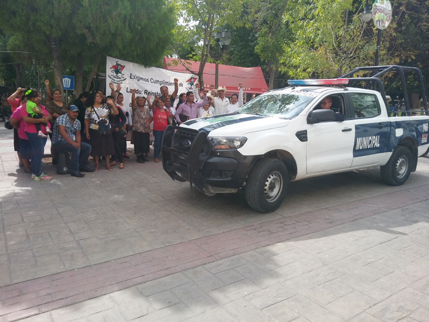 Ex trabajadores de Lerdo se han manifestado en varias ocasiones para exigir el pago de su despido. (Notivox Digital)