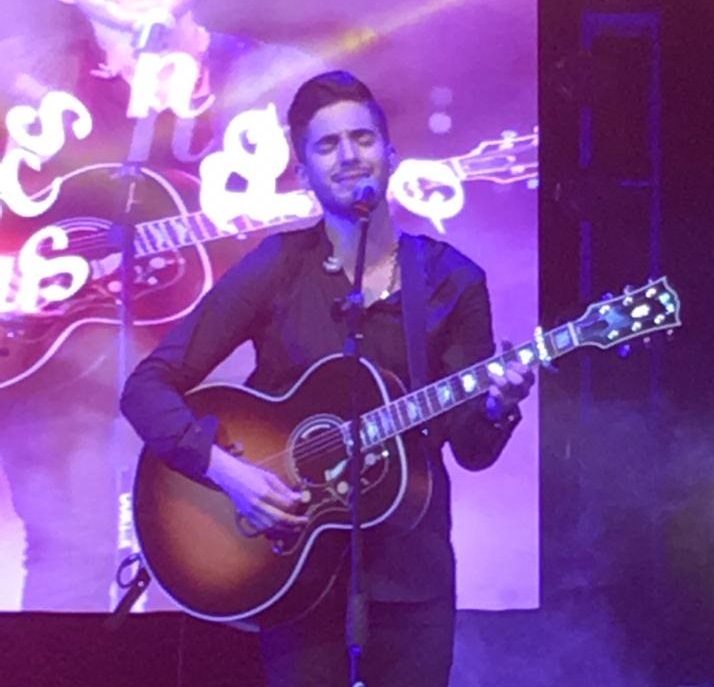 El cantante y músico tapatío ofreció  un concierto lleno de géneros y matices (Mauricio Ortega)