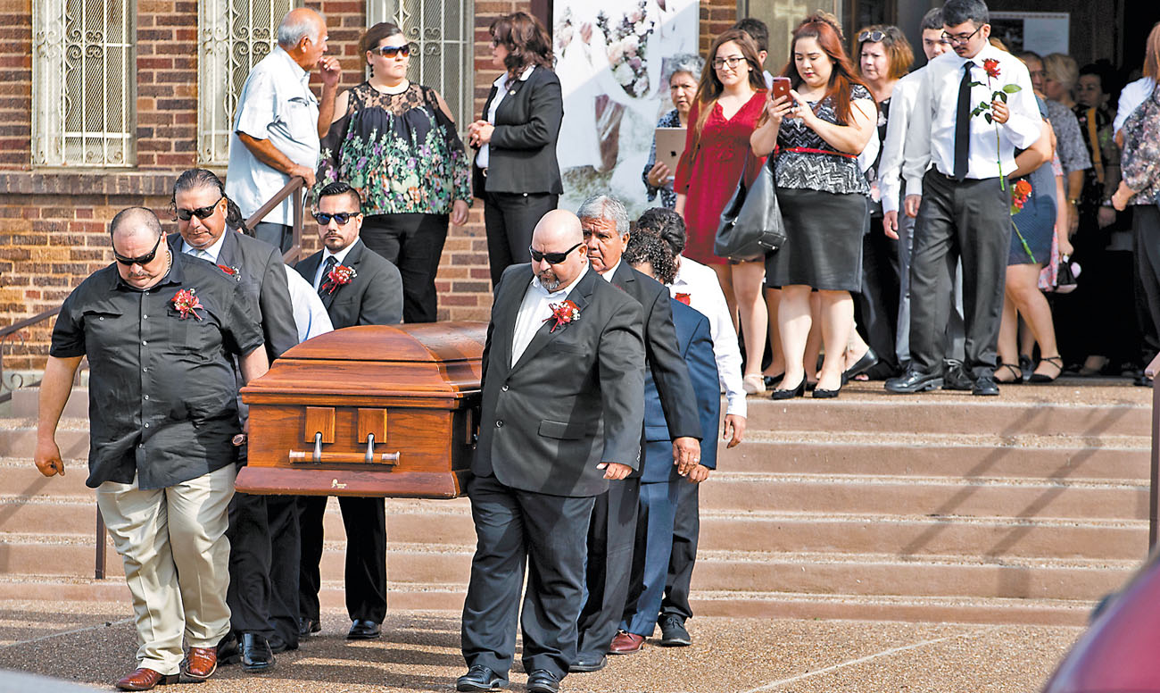 Ayer se realizaron los funerales de Claudine Luera, una de las supuestas víctimas del ex marino. (AP)