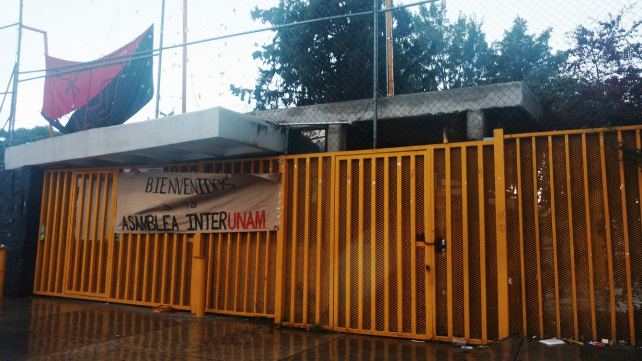 La reunión de la Asamblea Interuniversitaria se realiza a puerta cerrada en la Escuela Nacional Preparatoria 5. (Elia Castillo)