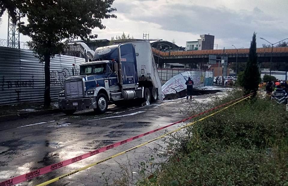 El socavón se abrió a unos metros de la estación Romero rubio del Metro capitalino. (Especial)